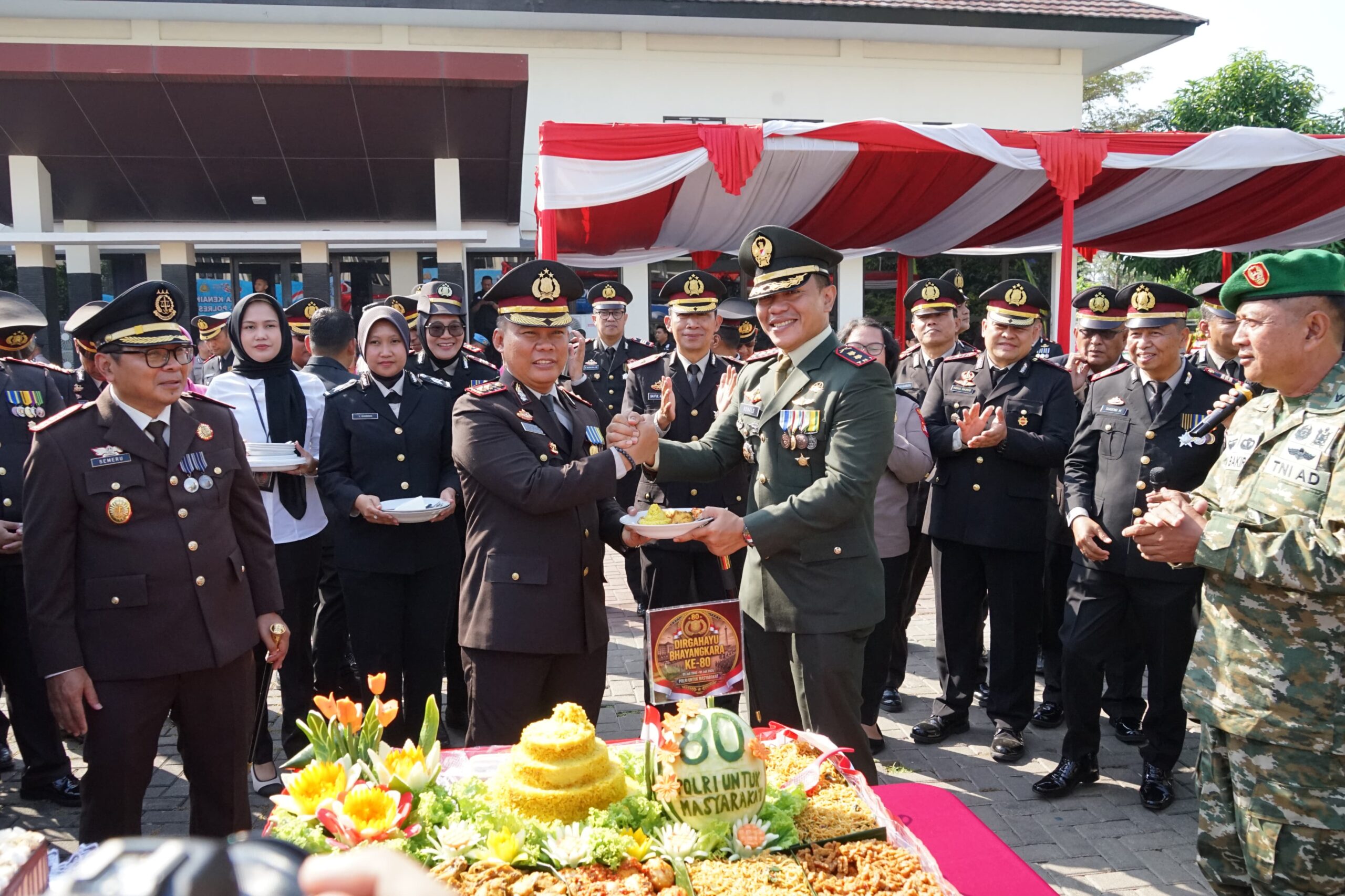 Hari Bhayangkara ke-80, Dandim 0509 Serahkan Tumpeng kepada Polres Metro Bekasi