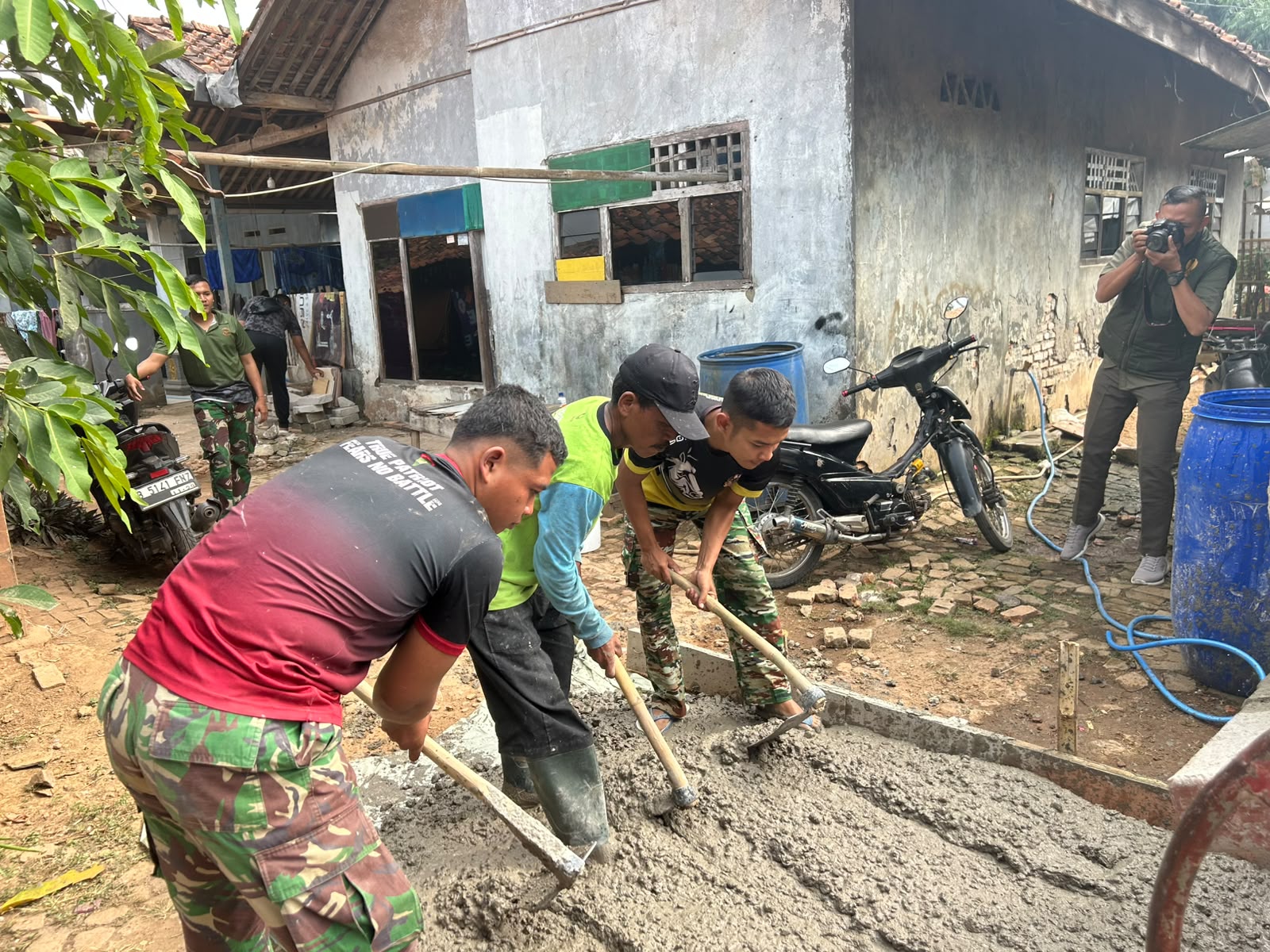 Pengecoran Jalan di Kampung Tegal Panjang Hadirkan Harapan Baru bagi Warga dan Pelajar