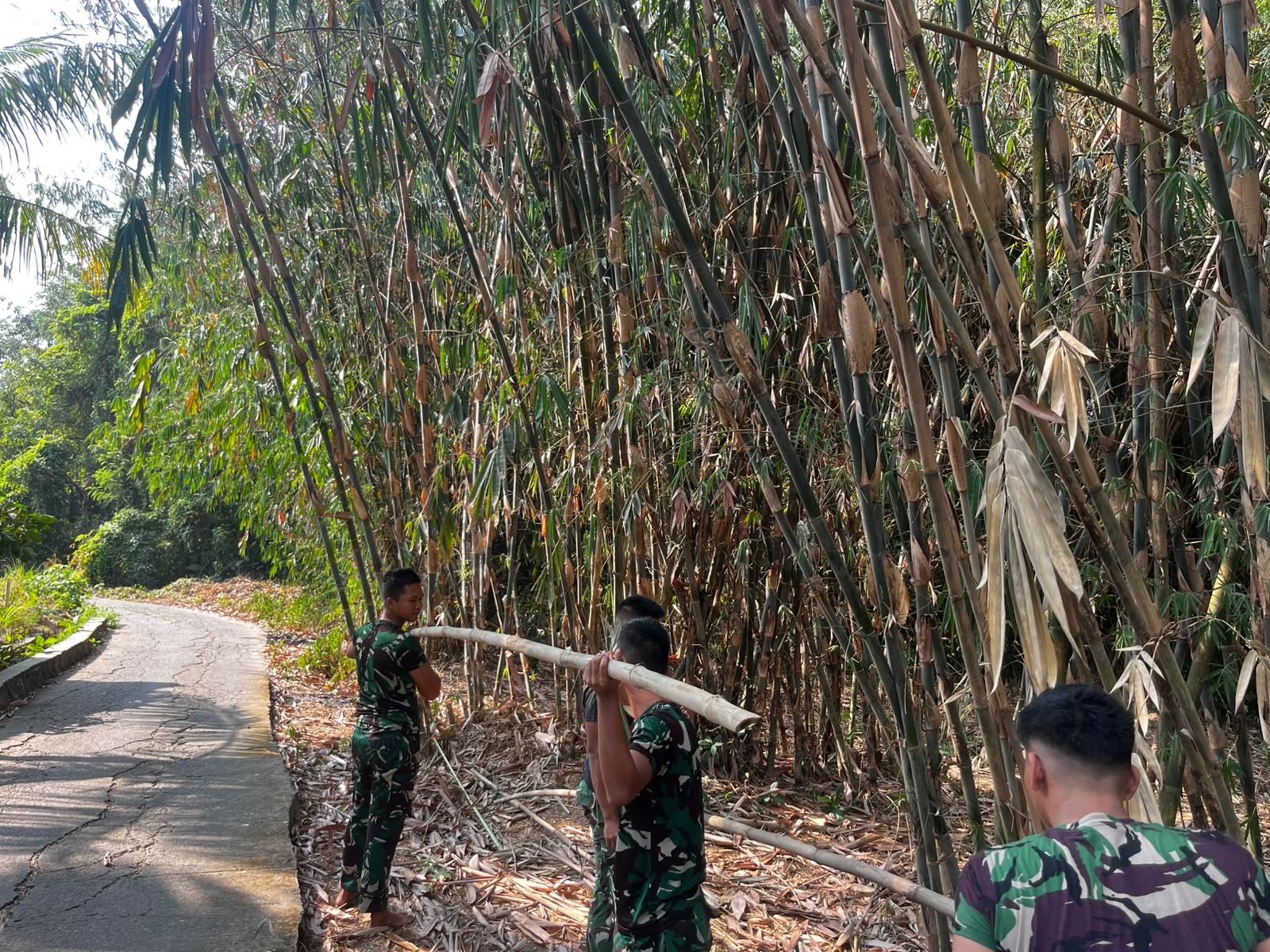TMMD Ke-129 Awali Aktivitas dengan Bersih Kampung dan Edukasi Pencegahan Kebakaran di Bekasi