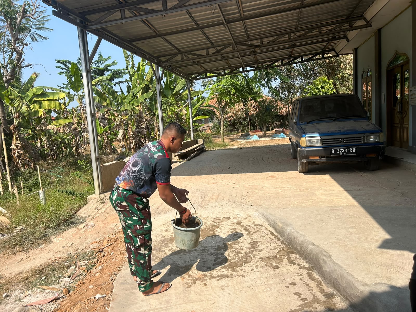 TNI Bersama Rakyat Jaga Kualitas Jalan TMMD Melalui Penyiraman Beton