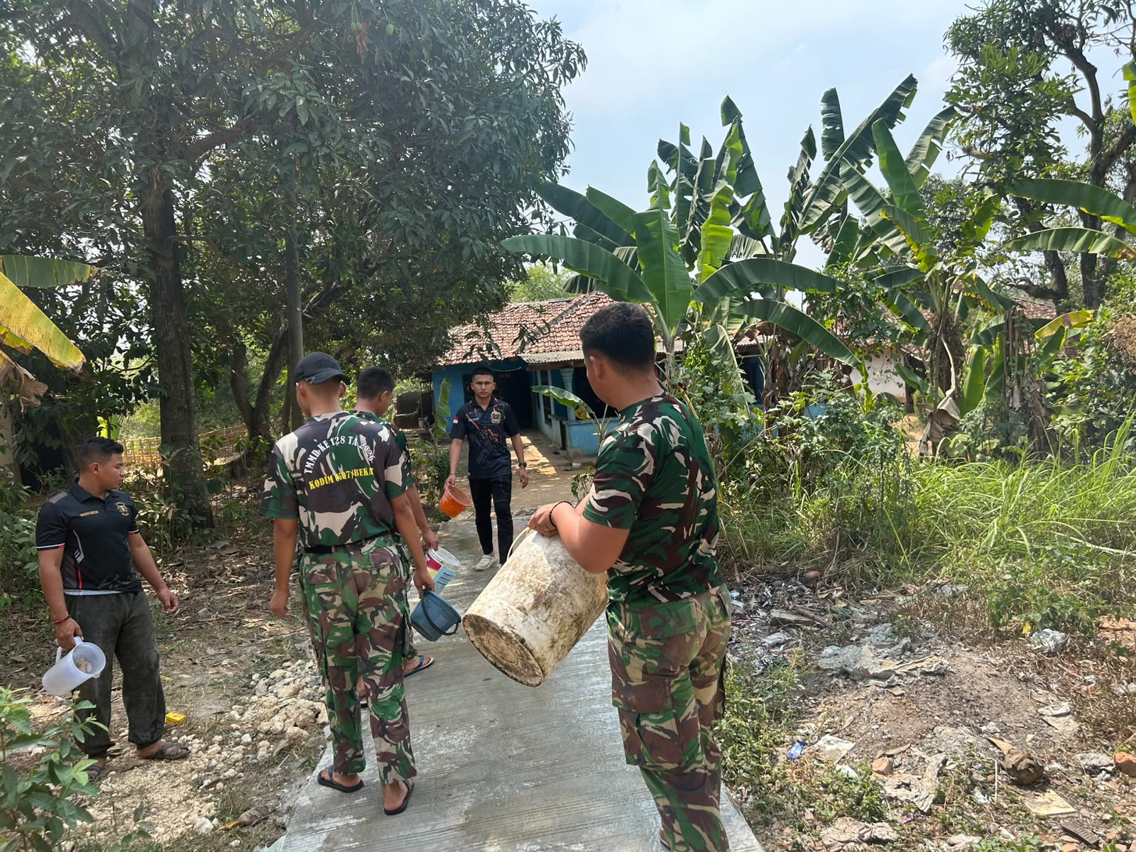Pastikan Jalan Cor Berkualitas, Satgas TMMD ke-129 Lakukan Perawatan Rutin di Sasaran 6