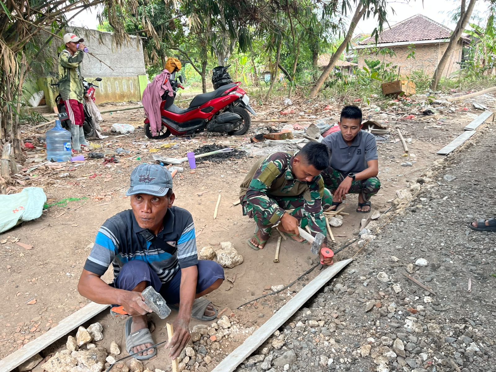 Pengecoran Jalan Sasaran 5 TMMD ke-129 Dikebut, TNI dan Warga Kompak Bergotong Royong
