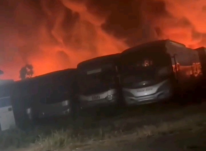 50 Bus PO Sinar Jaya Hangus Terbakar di Pangkalan Jarakosta Cikarang Barat